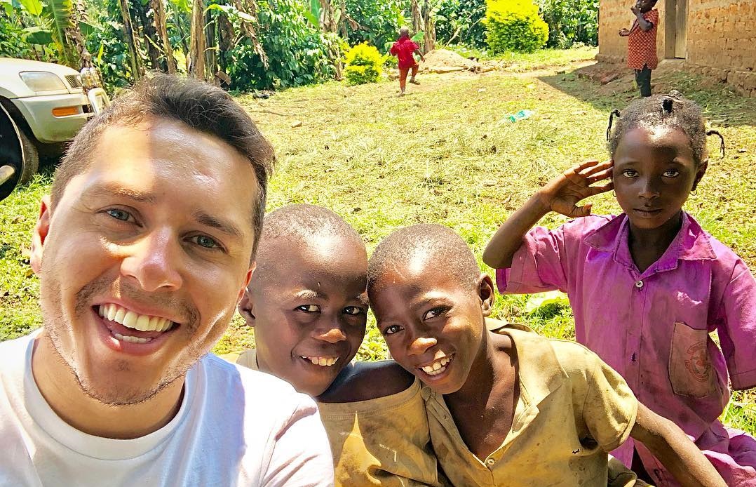 Karol Lucero responde molesto antes críticas por publicaciones de su viaje a África