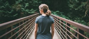 ¡Preocupante! Joven quedó grave tras ser empujada desde puente a 18 metros de altura