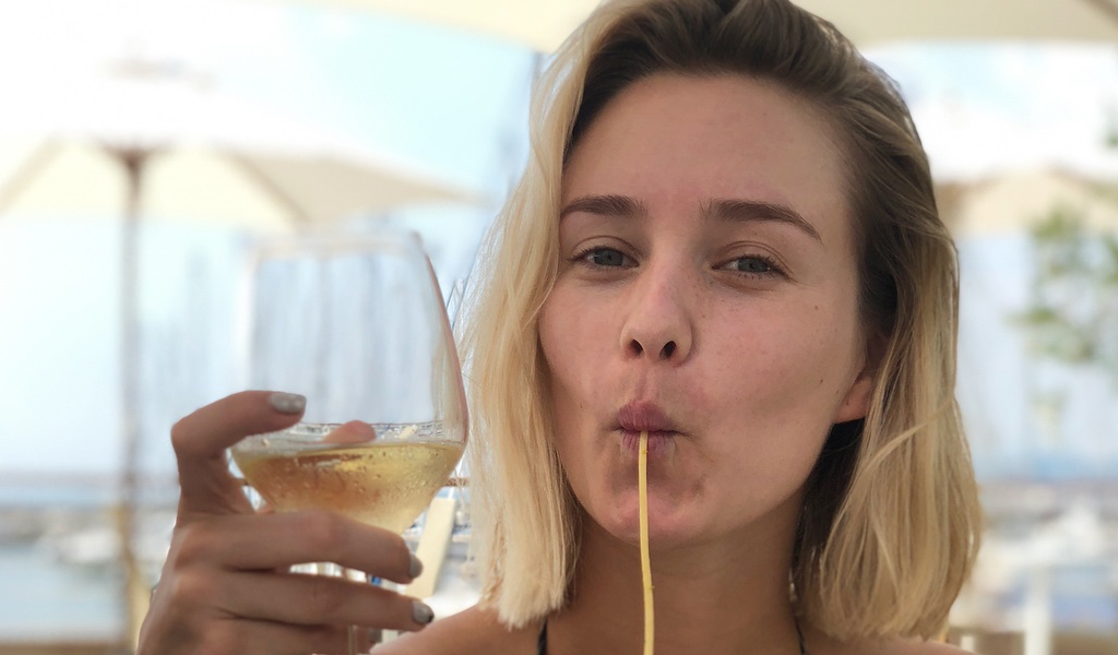 Kika Silva conmemoró ser Reina de Viña con atrevido piscinazo en Italia