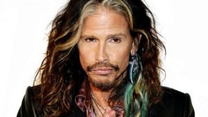 El momento en que Steven Tyler empuja a un fanático