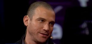 Julián Elfenbein reaparece en televisión comentando el momento en que sufrió su infarto