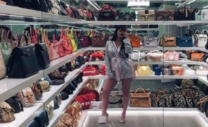 ¡Un sueño! Kylie Jenner presume su clóset lleno de carteras de lujo