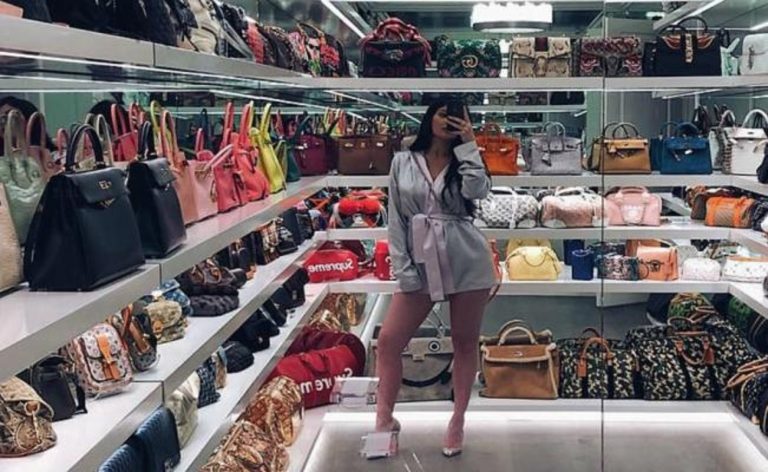 ¡Un sueño! Kylie Jenner presume su clóset lleno de carteras de lujo