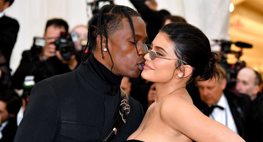 Kylie Jenner de diosa dorada en nuevo vídeo de Travis Scott