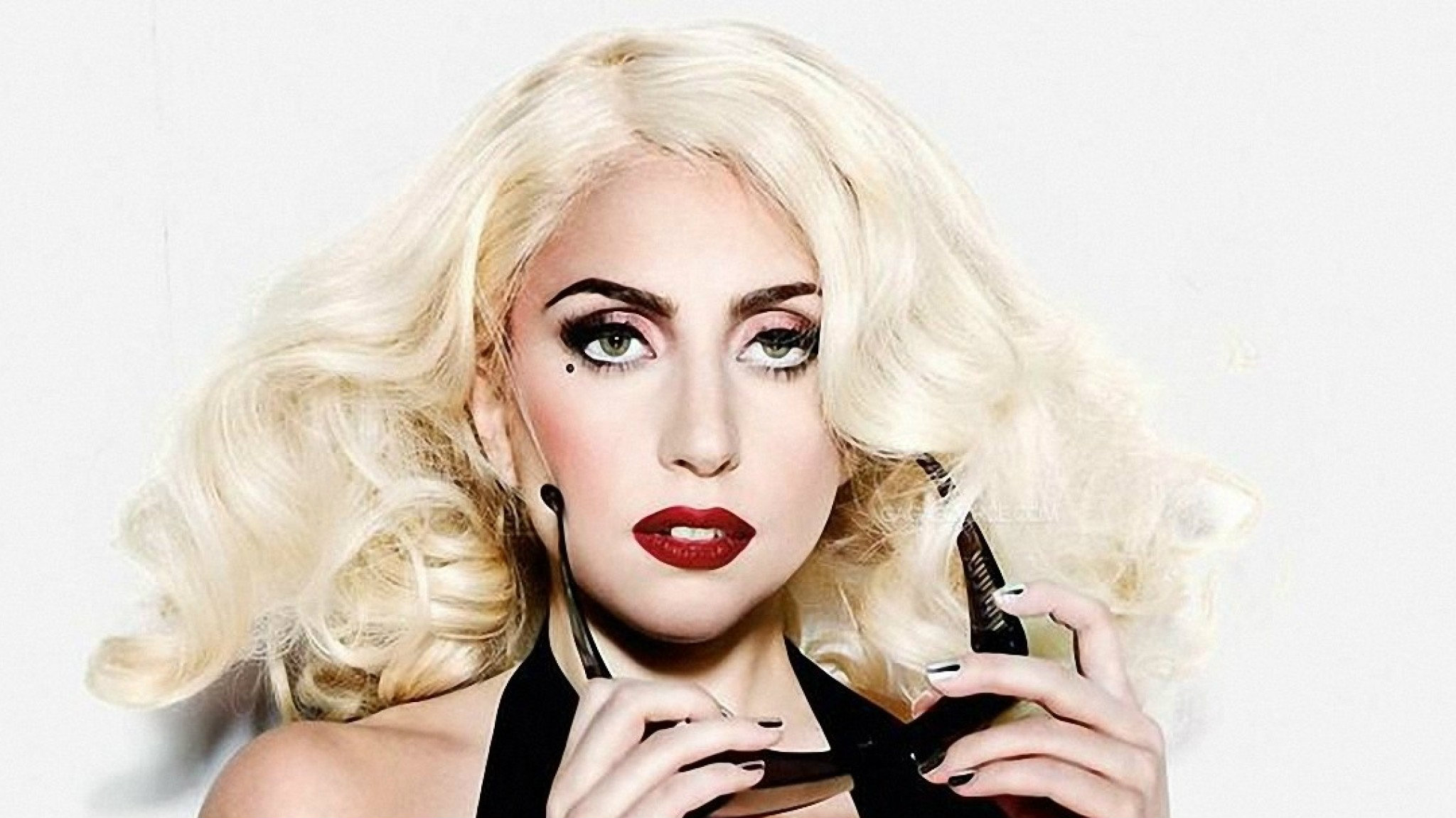 ¡Pasó los filtros! Lady Gaga sorprende con fotografía completamente desnuda