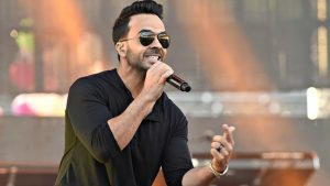 Luis Fonsi visitó un colegio en Concepción antes de su concierto y compartió con los niños