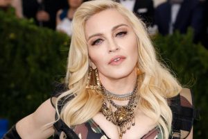 Madonna impacta en redes sociales con fotografía semidesnuda a sus 60 años