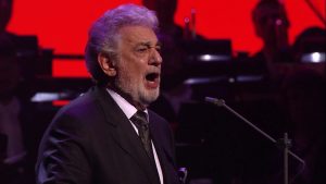 Ya era mucho: Detienen a mujer que escuchó a Plácido Domingo a todo volumen durante 16 años