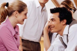 ¿Le gustas? Descubre las 6 señales físicas de la atracción