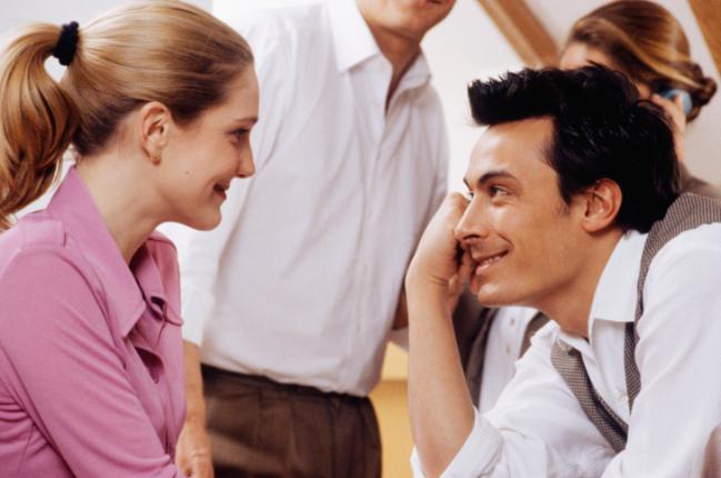 ¿Le gustas? Descubre las 6 señales físicas de la atracción