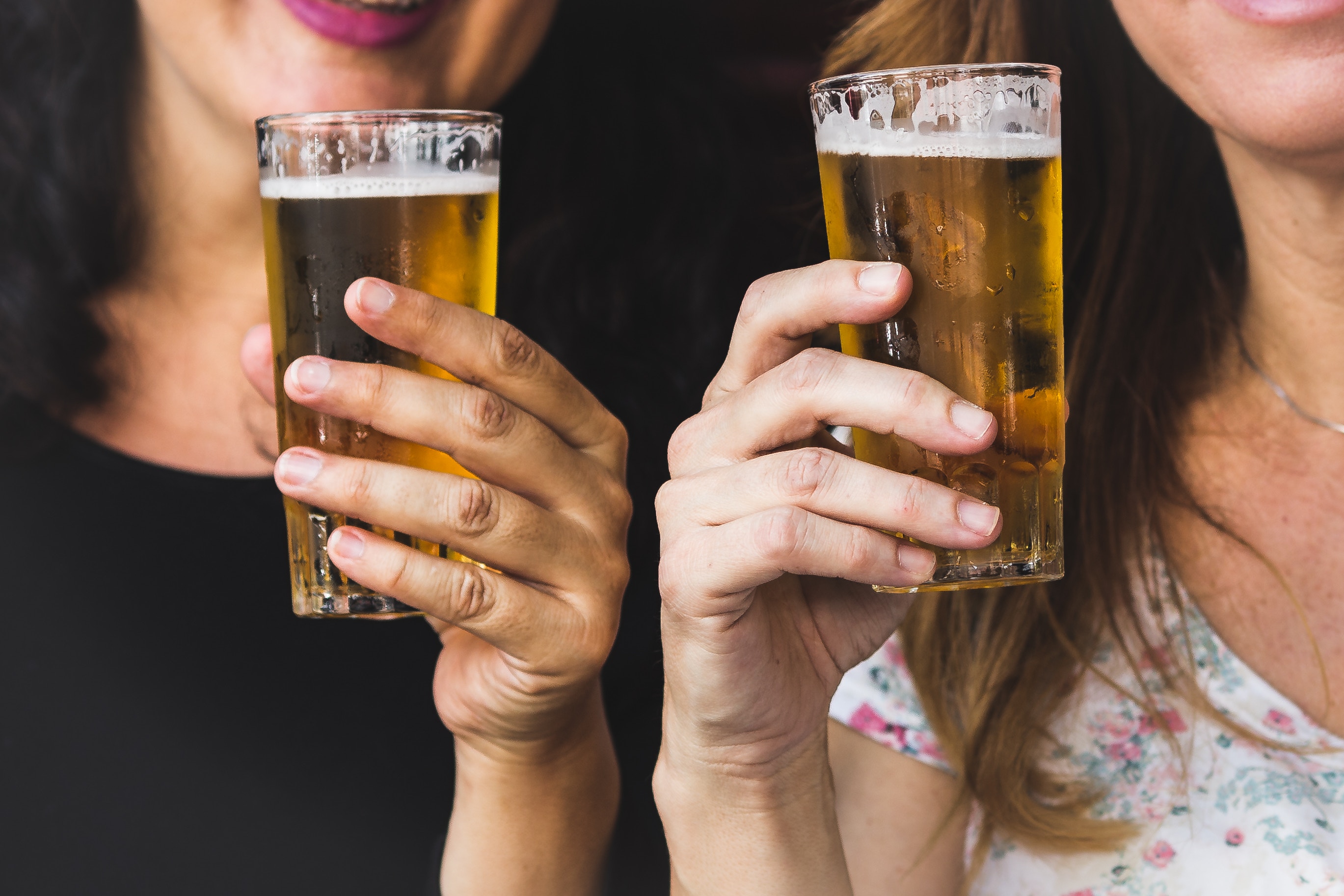 Можно пить пивные. Пиво в руке. Девушка с пивом.