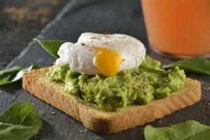 ¡Descubre los beneficios de desayunar pan con palta y huevo!