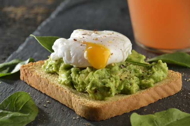 ¡Descubre los beneficios de desayunar pan con palta y huevo!