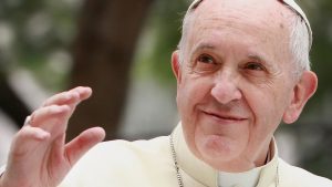 Papa Francisco critica a mujeres que pasan "horas delante del espejo"