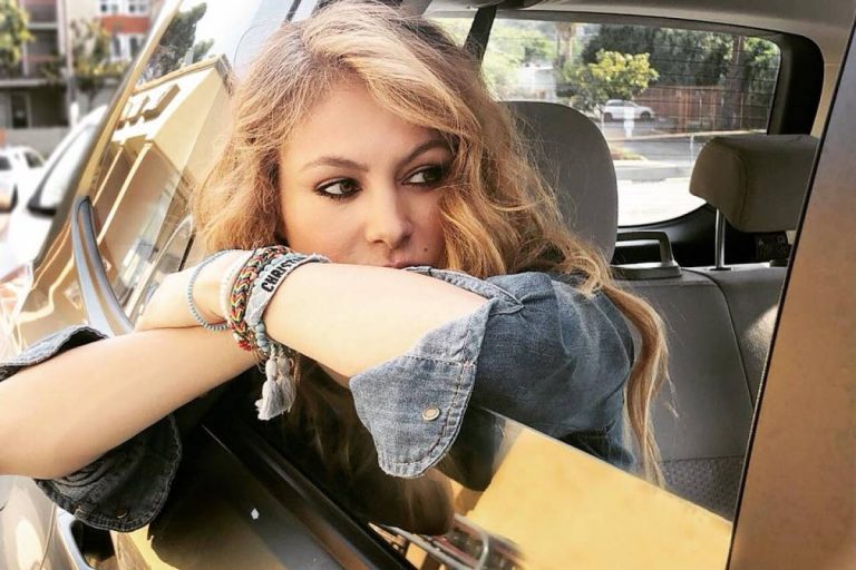 ¡Se hizo viral! Paulina Rubio "muere" encerrada en un auto por importante causa