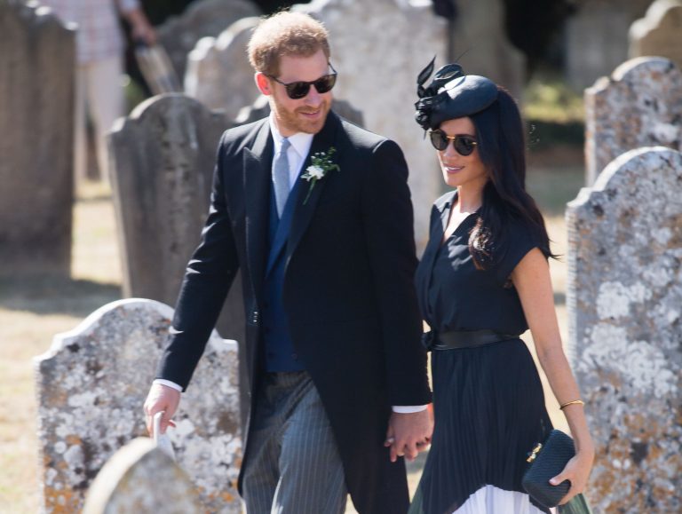 ¿Ordinario? Príncipe Harry es sorprendido con un hoyo en su zapato