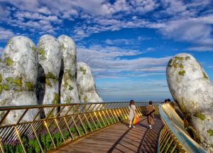 Puente de Vietnam pareciera estar sujetado solo por dos manos