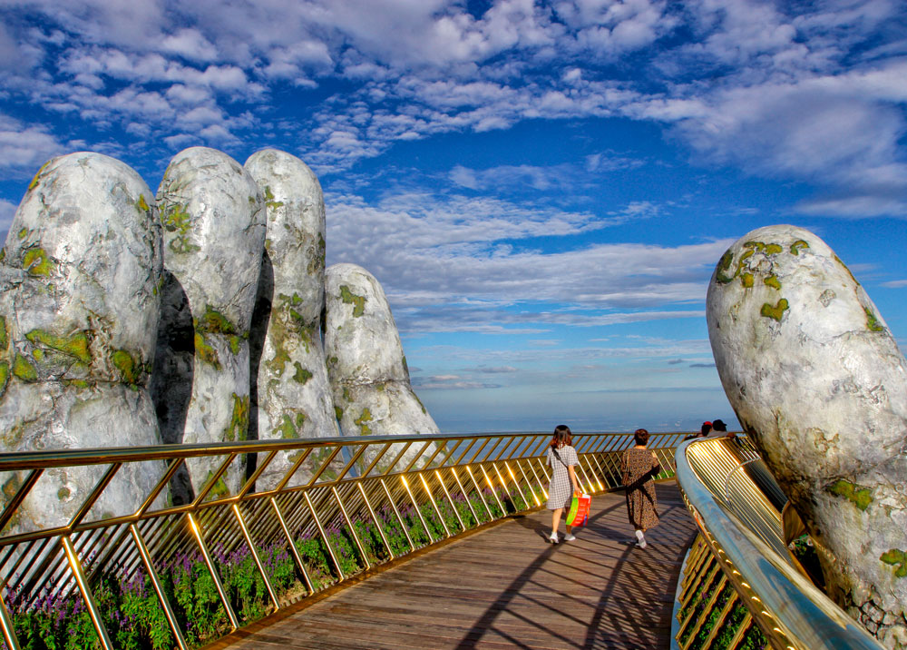 Puente de Vietnam pareciera estar sujetado solo por dos manos