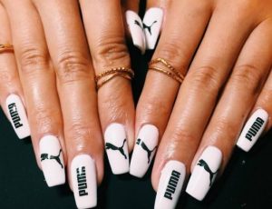 Uñas con logos: ¡Descubre la nueva tendencia en manicure!