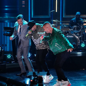 J Balvin y Nicky Jam hicieron bailar reggaeton al presentador Jimmy Fallon