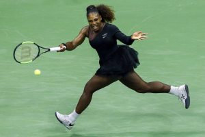 Tenista Serena Williams usó un tutú negro para protestar por las reglas al vestuario en el tenis
