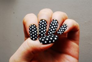 Uñas de lunares: ¡Súmate a la nueva tendencia en manicure!