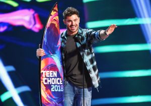 ¡Revisa los looks de las celebridades anoche en los Teen Choice Awards!