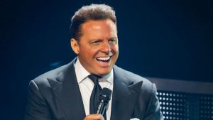 Así reaccionó Luis Miguel al beso que le robó una fanática en pleno concierto