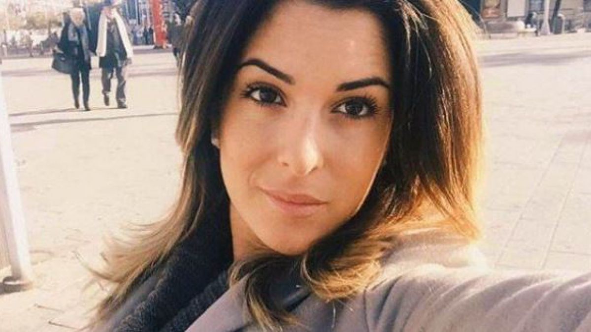 Modelo rociada con ácido por su ex pareja se luce en alfombra roja del Festival de Venecia