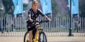 ¡Manso porrazo! Evelyn Matthei se cae en bicicleta inaugurando fondas en Providencia