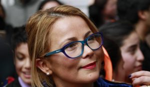 Nuevamente criticada: Alcaldesa Cathy Barriga realiza millonario gasto en collares con cristales Swarovski