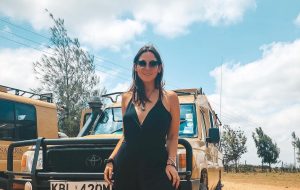 ¡Bella! Kel Calderón se luce posando sin maquillaje desde Kenia