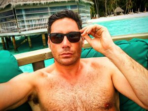 Francisco Saavedra sorprende posando en zunga desde Las Maldivas