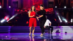 Twitteros celebran el paso a capilla de criticada bailarina de "Rojo"