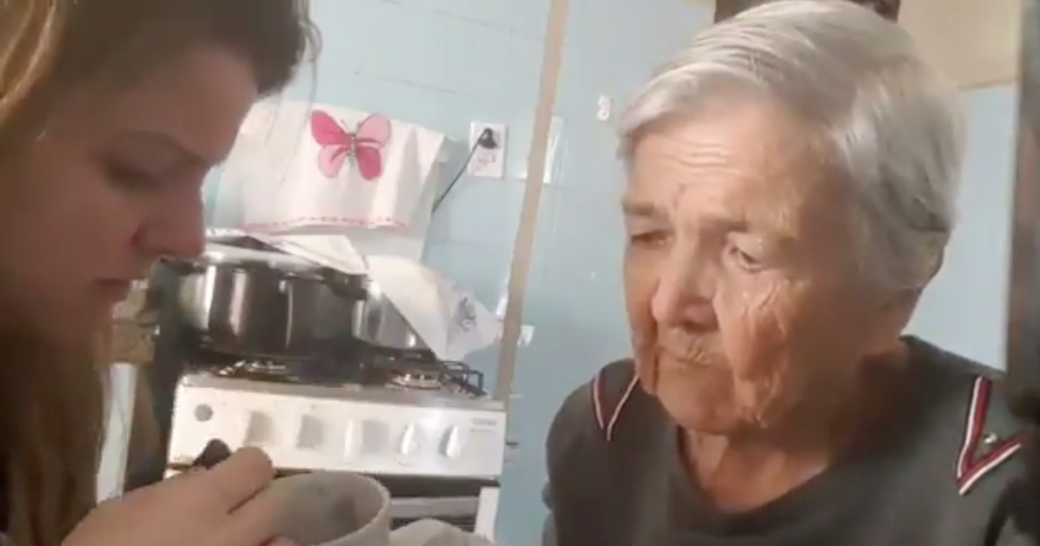 ¡Muy emotivo! Abuela con alzheimer reconoce a su hija y su reacción se hace viral