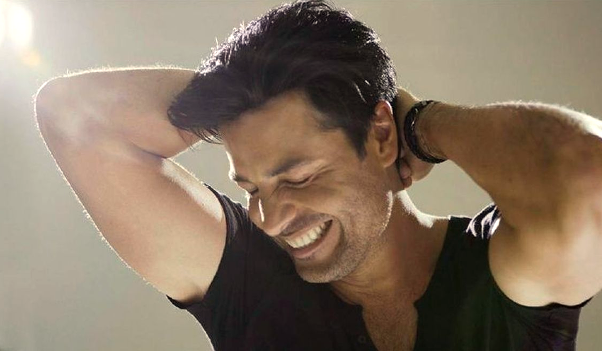 Chayanne muestra como sigue viviendo la cuarentena: cocinando y sin polera