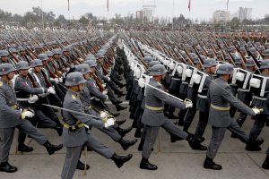 ¡Muy divertido! Familia recreó su propia Parada Militar y se volvió viral