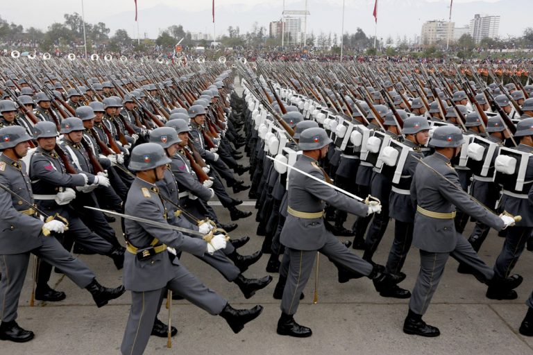 ¡Muy divertido! Familia recreó su propia Parada Militar y se volvió viral