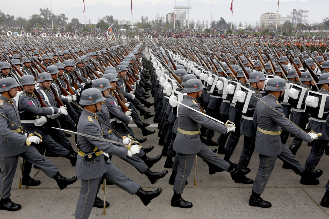 ¡Muy divertido! Familia recreó su propia Parada Militar y se volvió viral