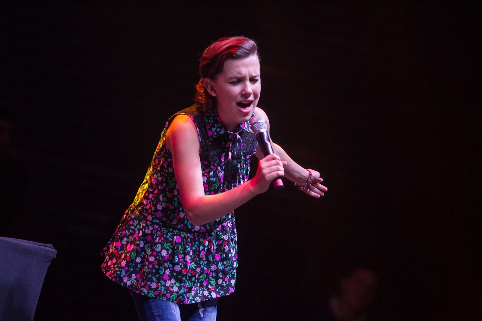 Millie Bobby Brown impacta a todos cantando una canción de Ariana Grande