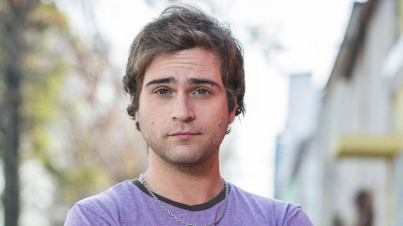 El giro radical que tuvo el actor Nicolás Pérez y lo tiene vendiendo completos callejeros