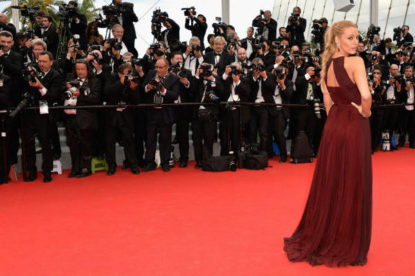 Estas dos estrellas del cine llegaron vestidas iguales a una alfombra roja