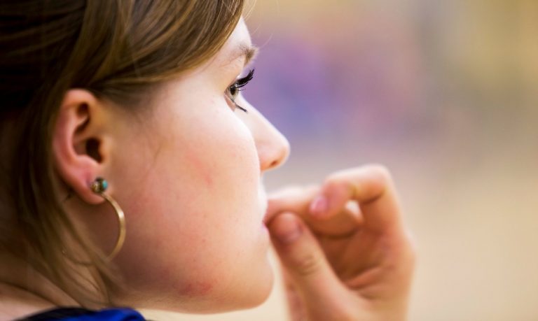 Mujer contrajo cáncer por comerse las uñas: Le amputaron uno de sus dedos