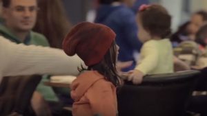 ¿Un buen método? Papás atan un globo en la cabeza de su hija para no perderla