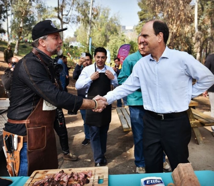 Bernardo Borgeat responde a seguidor que criticó su foto con el ministro Monckeberg