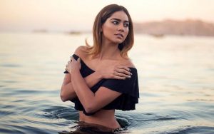 Camila Recabarren confunde en redes sociales con sus "dos ombligos"