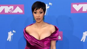 ¡¿De verdad fue mamá?! Cardi B luce diminuta cintura a solo meses de dar a luz