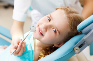¿Cuál es la edad ideal para que los niños vayan por primera vez al dentista?
