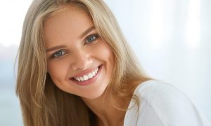 Descubre cómo blanquear tus dientes con aceite de sésamo