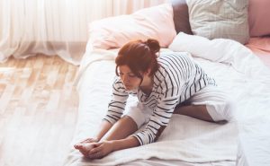 Practica estos estiramientos para relajarte y dormir mejor
